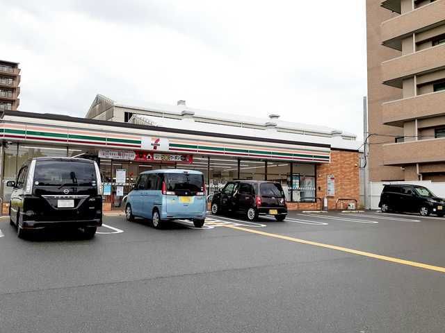 近くのコンビニまで290m（徒歩4分）