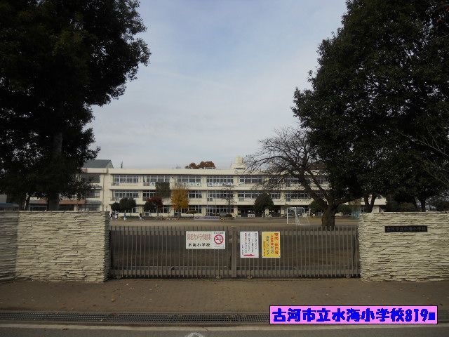 近くの小学校まで819m（徒歩11分）