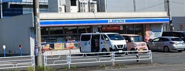 近くのローソン緑上山1丁目店まで200m（徒歩3分）