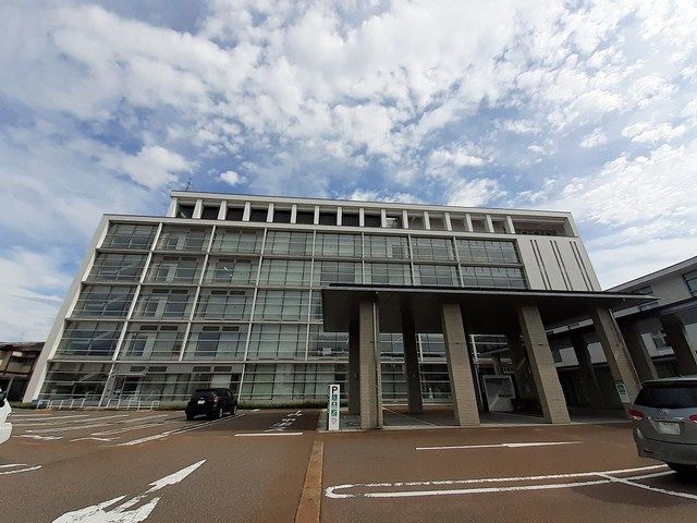 近くの新井市役所まで750m（徒歩10分）