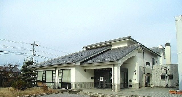 近くの東近江市立五個荘図書館まで400m（徒歩5分）