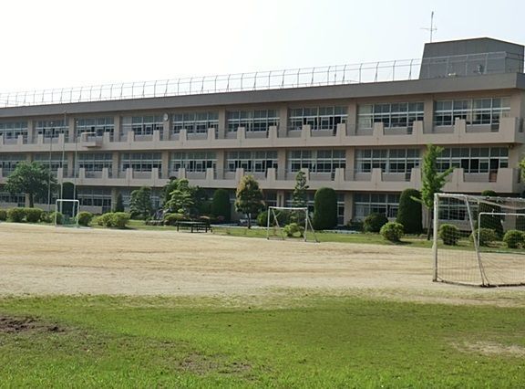近くの清水台小学校まで240m(徒歩3分)