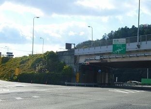 近くの姫路バイパス姫路西インターまで5,600m（徒歩70分）