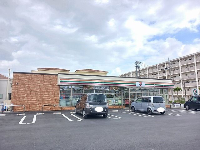 近くのコンビニまで240m（徒歩3分）