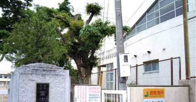 近くの小学校まで270m（徒歩4分）