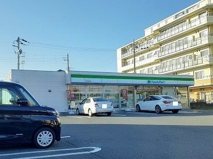 近くのファミリーマートまで80m（徒歩1分）