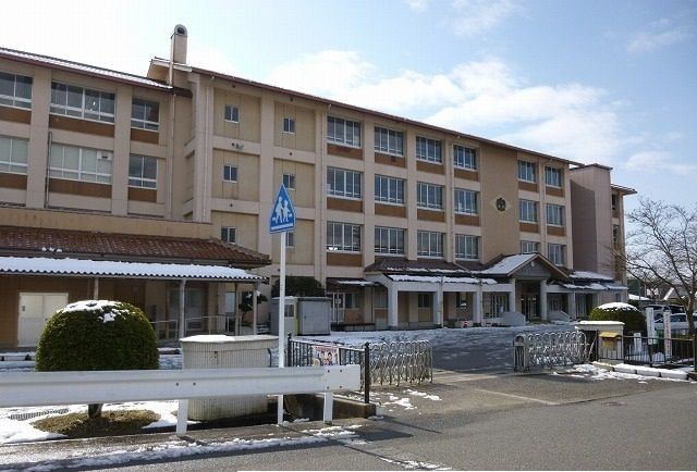 近くの八次中学校まで600m（徒歩8分）