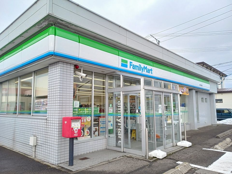 近くのコンビニまで502m（徒歩7分）