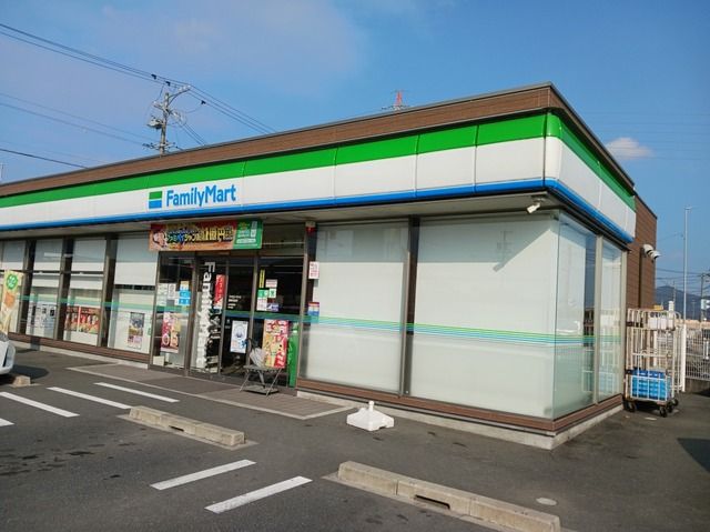 近くのファミリーマートまで700m（徒歩9分）