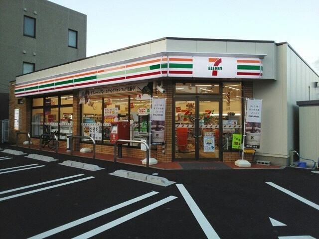 近くのセブンイレブン草津野村１丁目店まで500m（徒歩7分）
