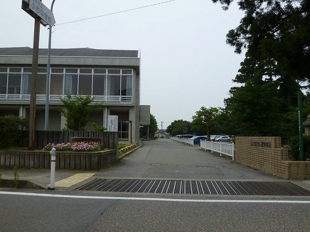 近くの小杉中学校まで1,000m(徒歩13分)