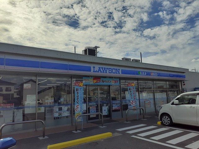 近くのコンビニまで638m（徒歩8分）