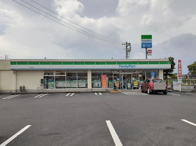 近くのファミリーマート国分福島店まで900m（徒歩12分）