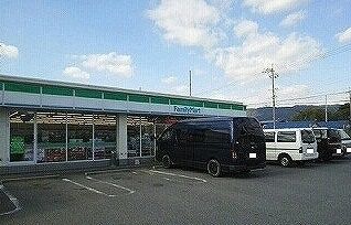近くのファミリーマートまで160m（徒歩2分）