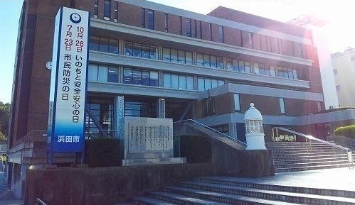 近くの浜田市役所まで2,700m（徒歩34分）