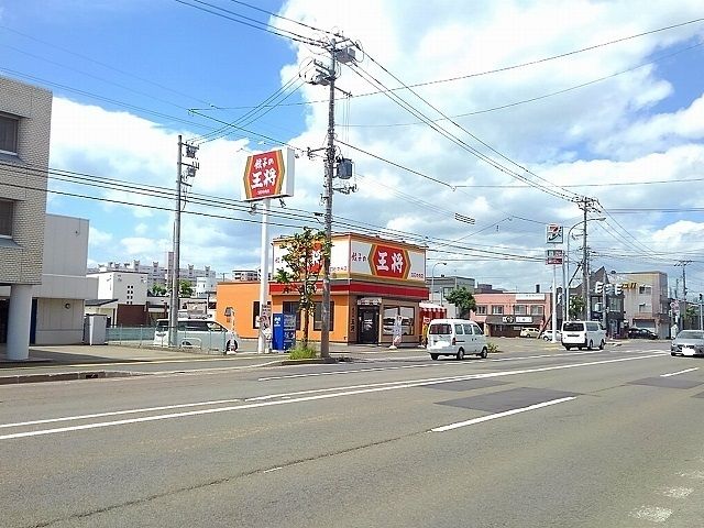 近くの飲食店まで700m（徒歩9分）