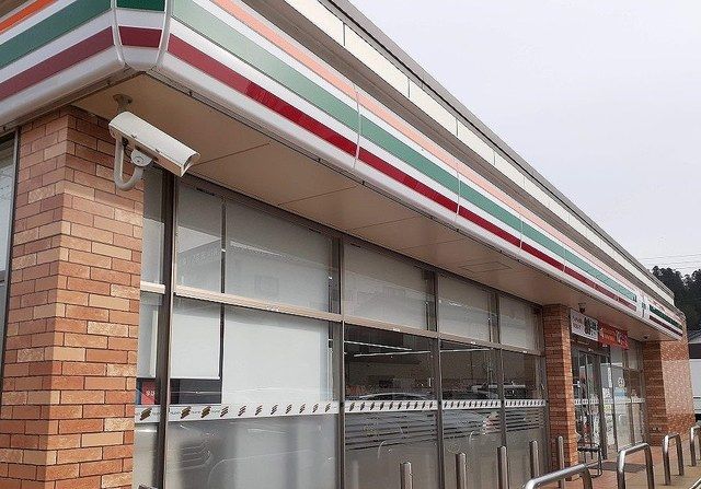 近くのセブンイレブン加茂本町店まで1,108m（徒歩14分）