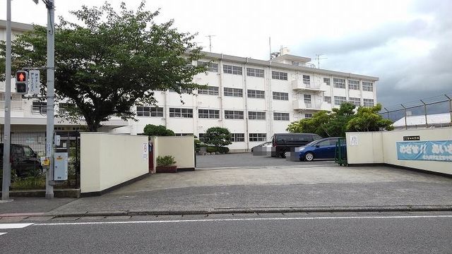 近くの北九州市立　吉田中学校まで600m（徒歩8分）
