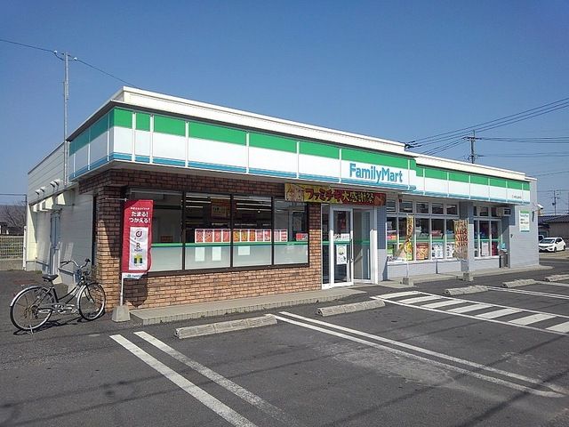 近くのファミリーマート中津上宮永店まで350m（徒歩5分）