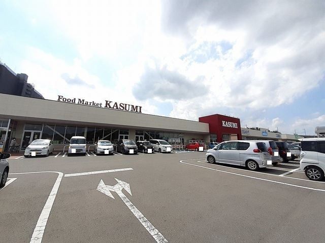 近くのカスミ万博記念公園駅前店まで500m（徒歩7分）