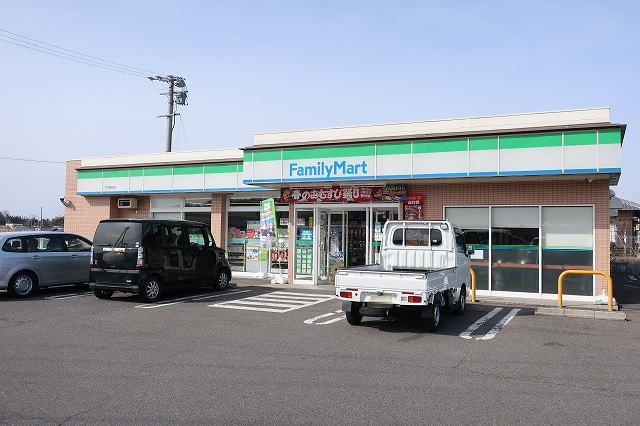 近くのファミリーマートまで850m(徒歩11分)