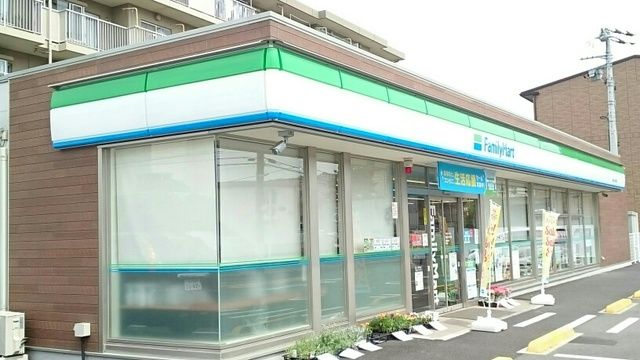 近くのファミリーマートまで600m（徒歩8分）
