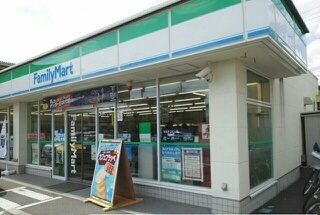近くのファミリーマート七左町二丁目店まで270m(徒歩4分)