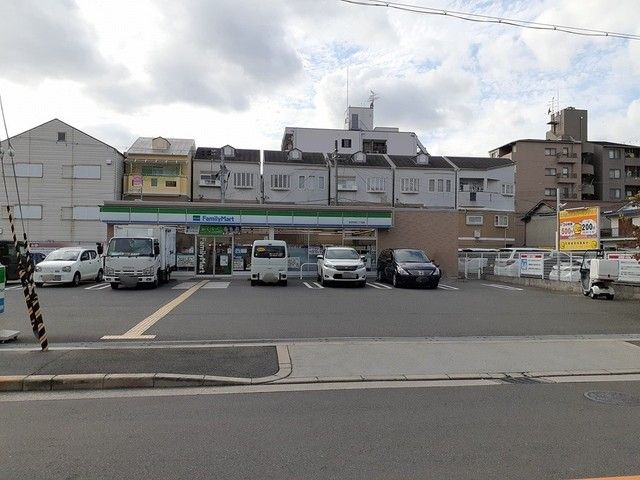 近くのファミリーマート苅田2丁目店まで214m（徒歩3分）