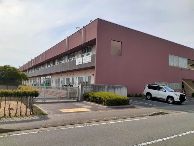 近くの小学校まで950m（徒歩12分）