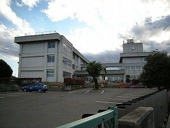 近くの毛里田中学校まで2,500m（徒歩32分）