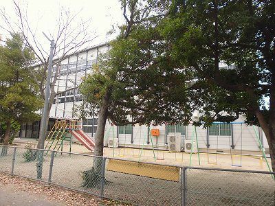 近くの小学校まで1,300m（徒歩17分）