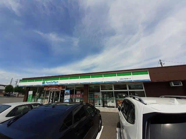 近くのファミリーマート日野屋伊茂呂店まで350m（徒歩5分）