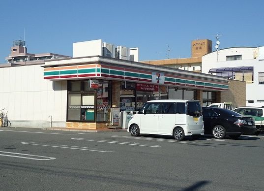 近くのセブンイレブン西尾口東町店まで600m(徒歩8分)
