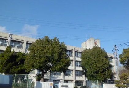 近くの明石市立江井島中学校まで500m（徒歩7分）