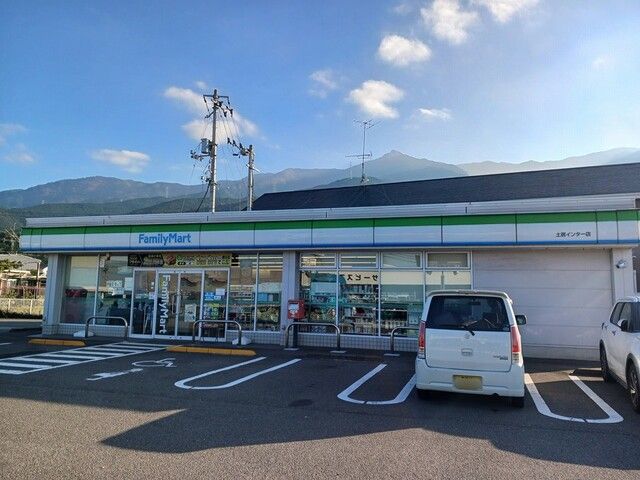 近くのファミリーマート土居インター店まで1,167m（徒歩15分）