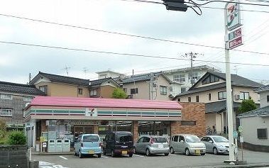 近くのセブンイレブン加茂田上町店まで750m（徒歩10分）