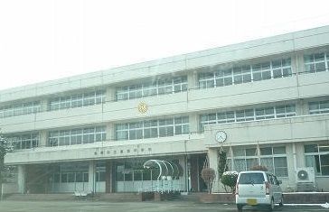 近くの加茂中学校まで500m（徒歩7分）