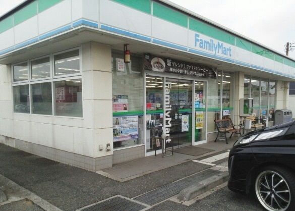 近くのファミリーマートまで300m（徒歩4分）