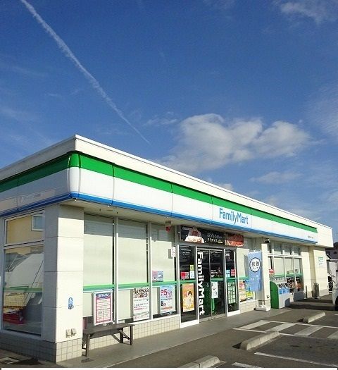 近くのファミリーマートまで350m（徒歩5分）