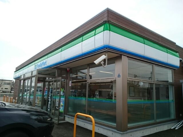 近くのファミリーマート三条塚野目店まで580m（徒歩8分）