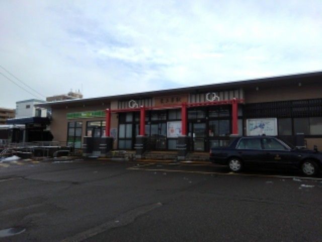 近くのクスリのアオキ興野店まで100m（徒歩2分）