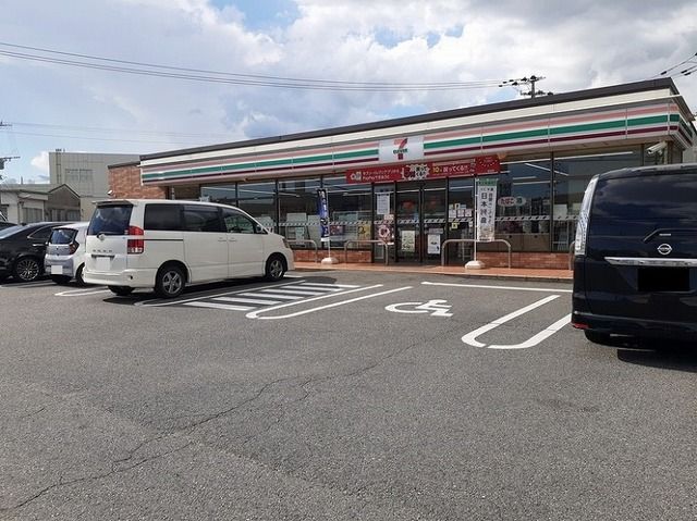 近くのセブンイレブン小山店まで550m（徒歩7分）