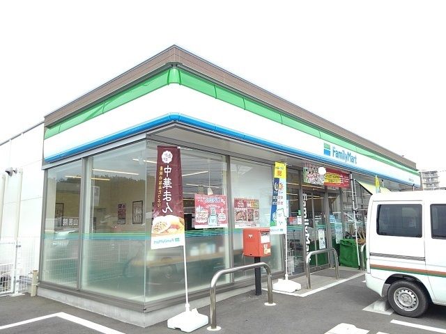 近くのファミリーマート古賀天神まで500m（徒歩7分）