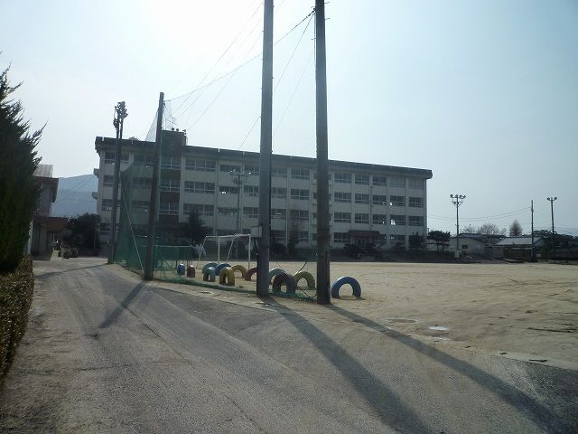 近くの氷見小学校まで550m（徒歩7分）