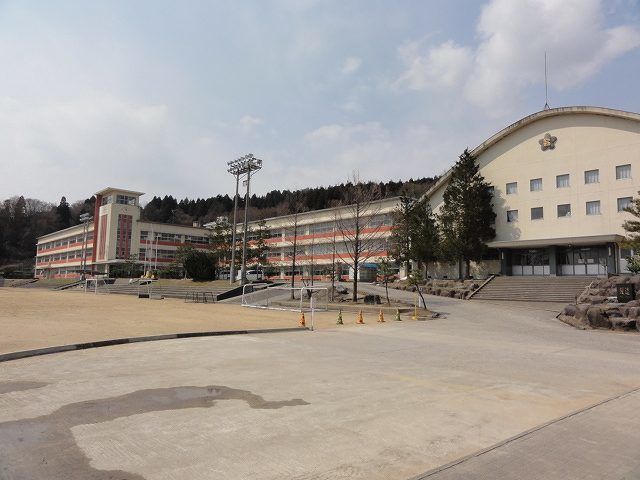 近くの石動小学校まで1,200m(徒歩15分)
