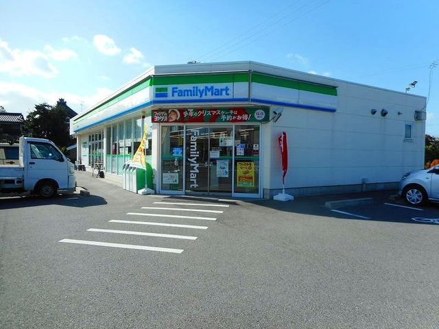 近くのファミリーマート西尾上矢田町店まで500m（徒歩7分）