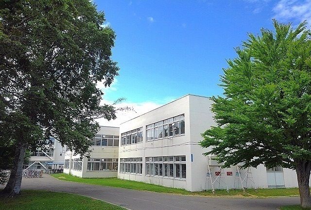 近くの大麻中学校まで980m（徒歩13分）