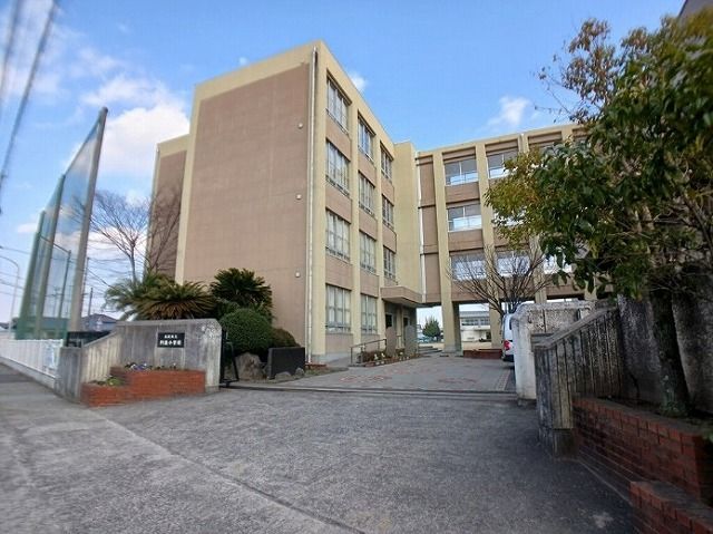 近くの高松市立円座小学校さんまで1,400m(徒歩18分)
