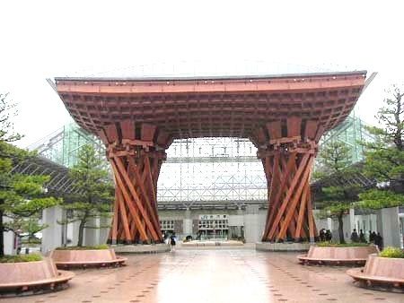 近くの金沢駅まで5,400m(徒歩68分)