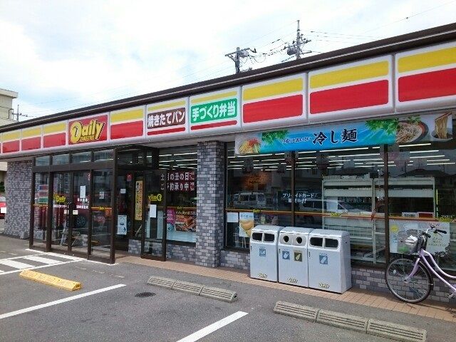 近くのデイリーヤマザキ文化センター店まで500m（徒歩7分）